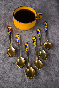 桌上的古董勺子、银器、黑咖啡杯
