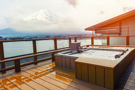 日本露天温泉，可欣赏富士山美景