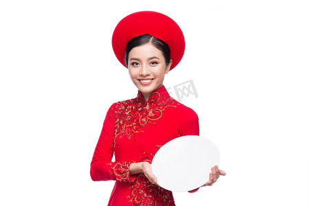 穿着传统 Ao Dai 的越南女人微笑，并在白色背景下介绍产品。