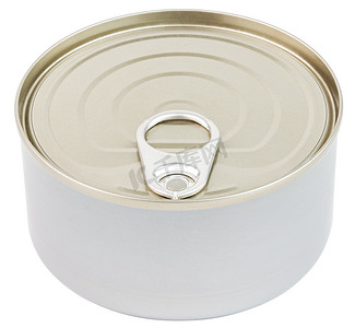 封闭式锡罐，带拉环开盖器，隔离在白色背景倾斜正面视图上