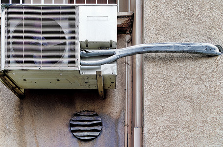 扇动摄影照片_旧的可能有缺陷的空调和通风机可能在丑陋的高层建筑的外墙上扇动