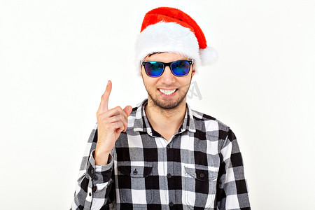 一个戴着圣诞老人帽子、留着白色背景胡子的滑稽年轻人的画像。