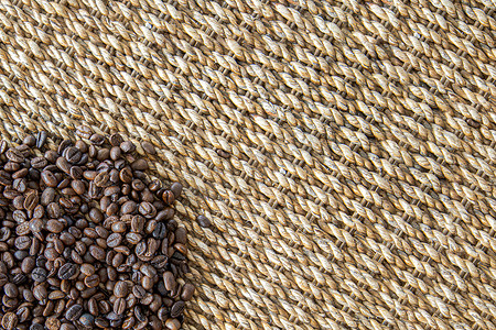 咖啡豆纹理摄影照片_咖啡豆和水葫芦柳条背景