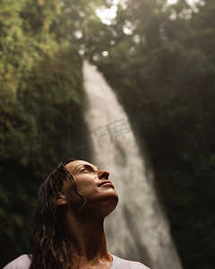 一个女人在丛林背景上的画像。