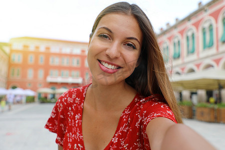 快乐的美女在欧洲克罗地亚斯普利特的共和国广场自拍