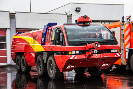 红色的消防车摄影照片_在机场的红色消防车