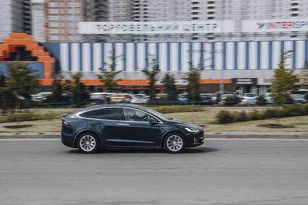 乌克兰，基辅 - 2021 年 5 月 13 日：蓝色 TESLA Model X 汽车在街上行驶。