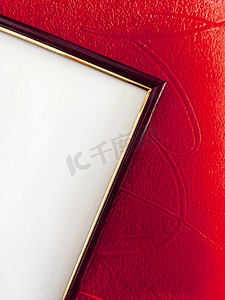 红色背景、豪华家居装饰和室内设计、海报印刷品和可印刷艺术模型的空白画框细节