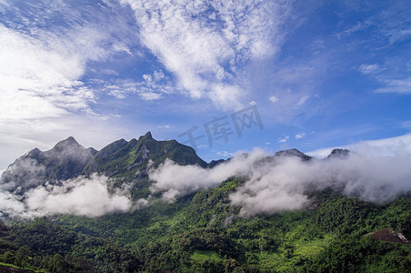 绿水青山艺术字摄影照片_青山风光 山里有雾气，天蓝云白。