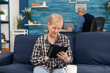 浏览互联网摄影照片_浏览互联网的领取养老金的女士