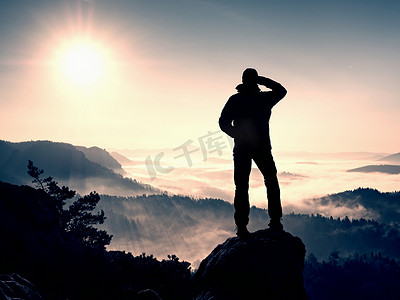 男人站在高高的悬崖上。