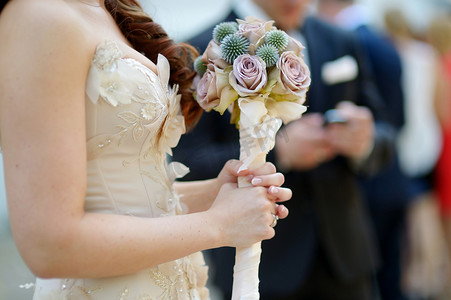 拿着美丽的婚礼花束的新娘