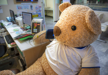 诊所筛查区的毛绒玩具熊