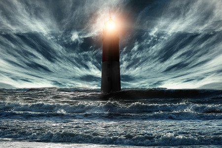 灯塔光束摄影照片_旧灯塔探照灯光束穿过海洋空气。