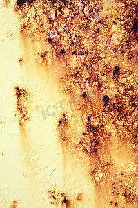 黄色果皮摄影照片_铁锈覆盖风化金属纹理背景与黄色果皮