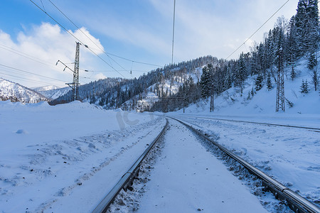 冬季铁路穿梭于群山之间