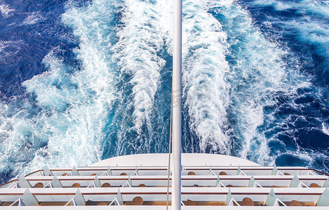 游轮客舱摄影照片_游轮上的阳台、带尾迹或小径的甲板
