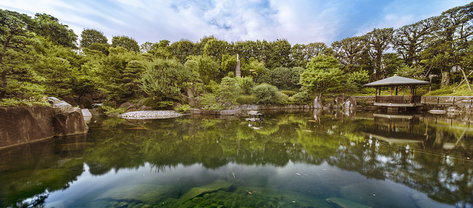 美目摄影照片_目白庭园的中央池塘被大块平坦的石头包围