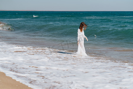 海边穿白裙的女人走新鲜空气景观
