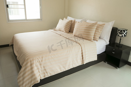 舒适柔软舒适摄影照片_床上的白色枕头 床上舒适柔软的枕头