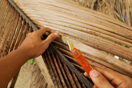 椰叶椰子摄影照片_用于挡住椰子叶的刀。