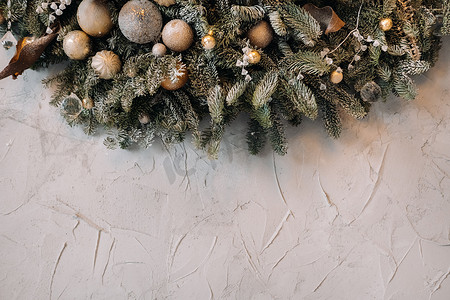 圣诞节背景与圣诞树和浅色背景上的装饰