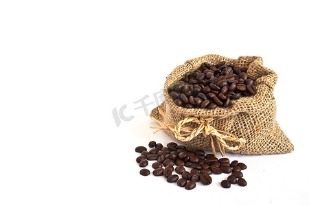 咖啡豆跌落摄影照片_白色背景帆布袋中的咖啡豆