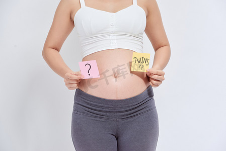 亚洲第一摄影照片_亚洲孕妇肚子上贴着便利贴