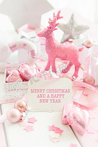 彩带装饰摄影照片_粉红色的圣诞装饰品