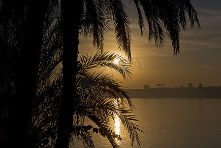 日落时埃及尼罗河大河景观