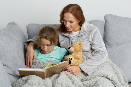母亲读书摄影照片_妈妈给女儿读书