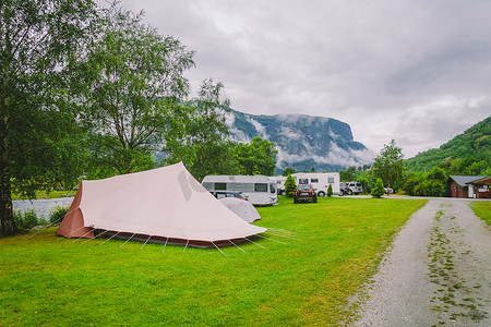 2019 年 7 月 21 日，挪威 Lunde Camping 的传统红色露营地。带有传统木制红色小屋的经典挪威露营地，挪威北部。