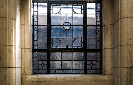 古建筑中简单图案的仿古彩色玻璃窗框。