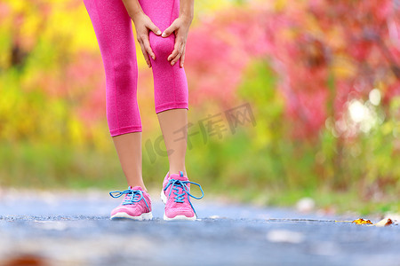 膝盖受伤-跑步运动膝盖受伤的女人