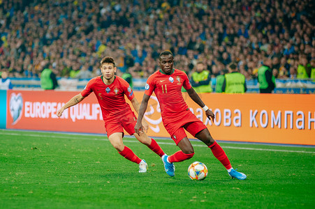 足球欧洲杯摄影照片_2020 年欧洲杯预选赛乌克兰对葡萄牙在奥林匹克体育场的足球比赛