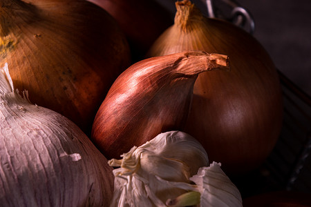 绿色健康蔬菜海报摄影照片_用洋葱大蒜西红柿装饰厨房的旧篮子的海报