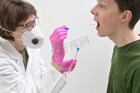医生用鼻子和喉咙拭子采集