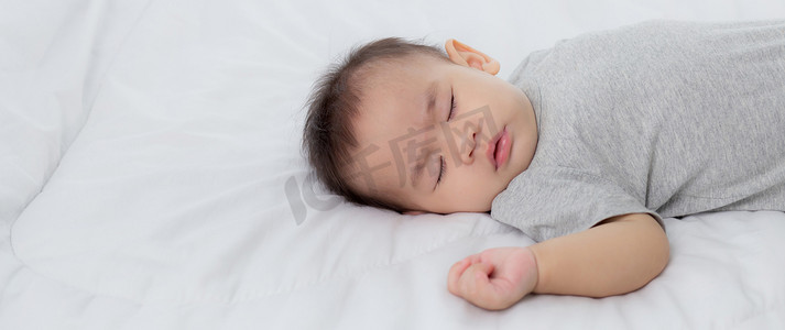 亚洲小女孩睡在家里卧室的床上的肖像，新生儿小睡舒适和放松，婴儿在睡前天真，快乐的幼儿可爱，孩子和情感的成长，室内。