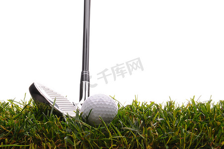 高尔夫7摄影照片_用 7 号铁杆在高草丛中打高尔夫球