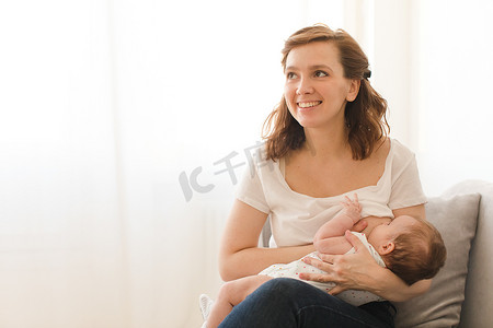 性格开朗的女人母乳喂养孩子