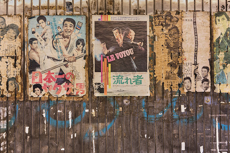 电影海报摄影照片_有乐町地下通道上的旧复古日本电影海报