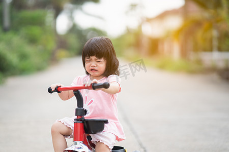 可爱的宝宝哭着骑自行车