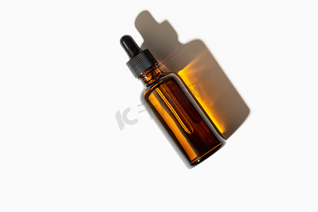 护肤品精油摄影照片_精油或血清玻璃瓶，带有白色背景上隔离的移液器