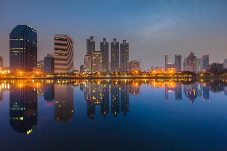 位于泰国曼谷市中心的现代建筑倒影夜景 位于泰国曼谷市中心的现代建筑倒影夜景