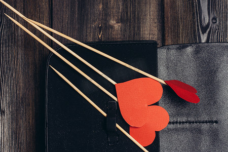 名片夹红色的心在棍子上的装饰品装饰桌面