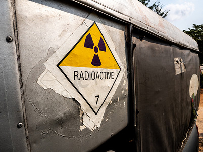 运输卡车上危险品运输标签 7 类的辐射警告标志