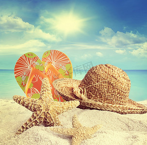 夏天的沙滩、草帽和海星