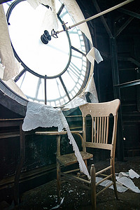 废弃楼梯摄影照片_坐在废弃钟楼内的古董教室椅子