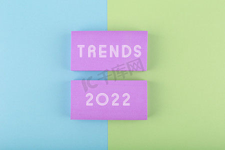 2022 年趋势写在绿色和蓝色背景的紫色矩形上
