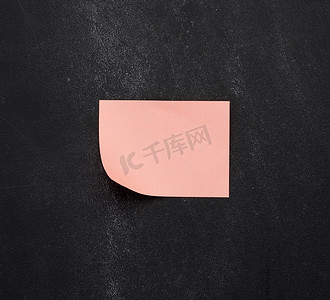 空白粉红色纸粉红色贴纸粘在黑色黑板上